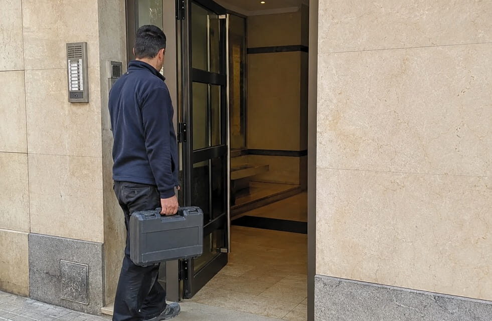 Puerta residencial abierta sin daños tras servicio de cerrajería en Benicalap