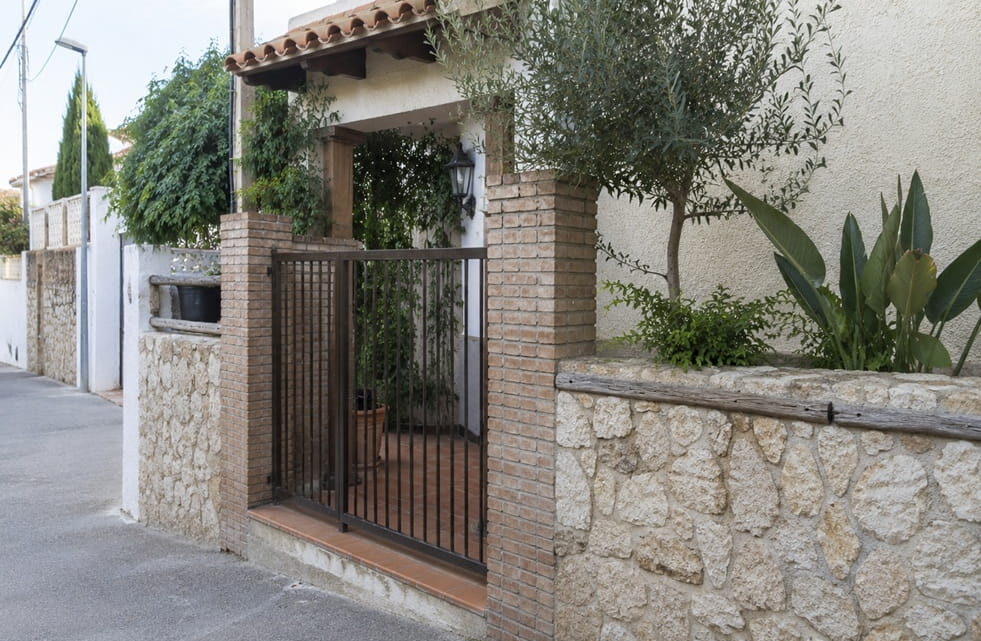 Acceso residencial moderno en Beniferri Valencia para cerrajero de zona