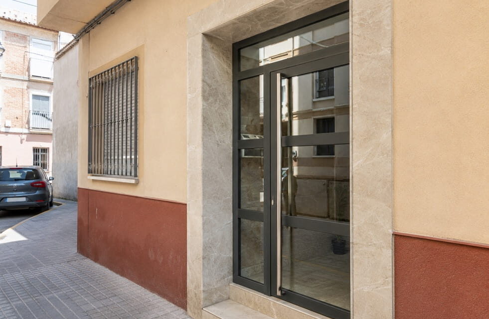 Puerta de vivienda de pueblo en Borbotó Valencia para cerrajero