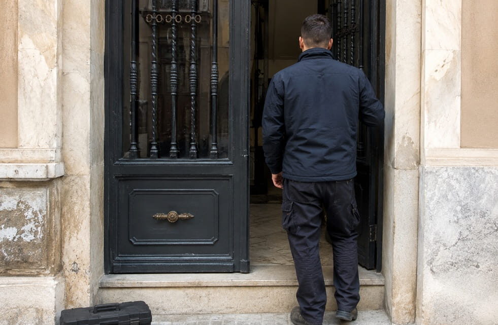Entrada de edificio residencial en Campanar Valencia para cerrajero