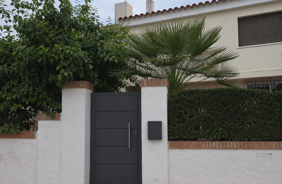 Acceso de vivienda tradicional en Carpesa Valencia para cerrajería