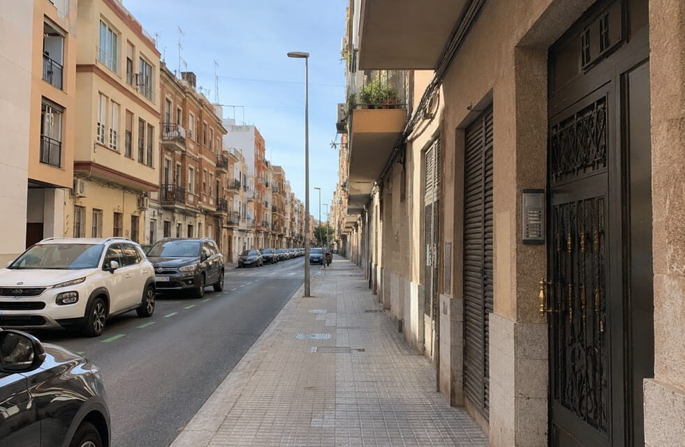 Calle residencial de El Calvari Valencia con portal para servicio de cerrajería