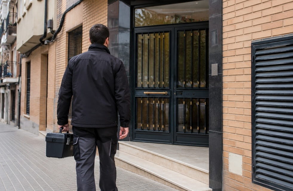 Entrada de edificio residencial en Valencia para servicio de cerrajería